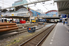 821397 Gezicht op de werkzaamheden ten behoeve van de bouw van de nieuwe Stationshal van het Centraal Station te ...